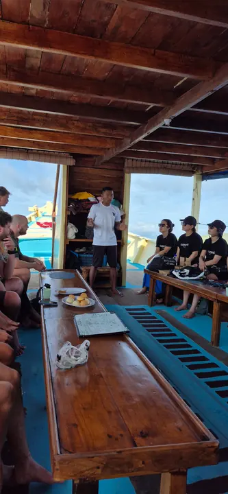 Dive briefing before the dive
