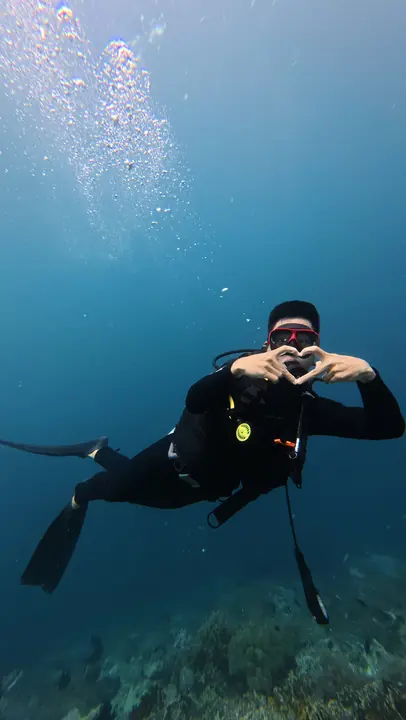 A diver sharing the love